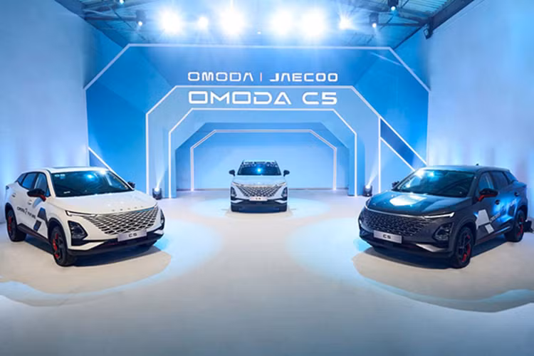 Omoda C5 là mẫu xe Trung Quốc đã lần đầu tiên trình làng tại thị trường Việt Nam vào cuối năm 2024 với 2 phiên bản Premium và Flagship. Đến tháng 3/2025, xe được bổ sung phiên bản Luxury tiêu chuẩn mới. Được thiết kế theo triết lý "Art in Motion" (Nghệ thuật trong chuyển động), Omoda C5 sở hữu ngoại thất trẻ trung và nổi bật.