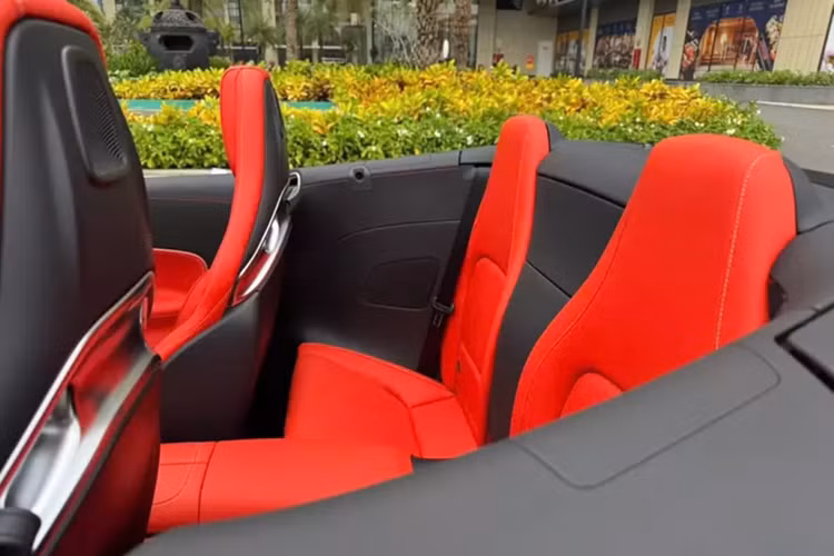 Vòng ra đuôi xe, Mercedes-AMG SL43 thế hệ mới nhất đang bán tại Việt Nam có đèn hậu LED mới, phần khoang hành lý chia làm đôi, để làm chỗ trống cất mui xe. Cuối cùng là việc xe được trang bị ống xả kép đối xứng, dạng tròn.