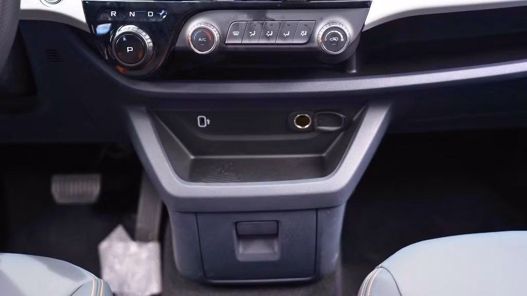 Xe được có nhiều hốc để đồ tiện dụng, phù hợp với việc khai thác kinh doanh vận tải và sử dụng cho gia đình. Cần số trên xe kiểu núm xoay khá gọn gàng và dễ dàng sử dụng cho mọi độ tuổi. Không gian hàng ghế đầu được đánh giá là rộng rãi, thông thoáng hơn khá nhiều các đối thủ cùng tầm tiền.