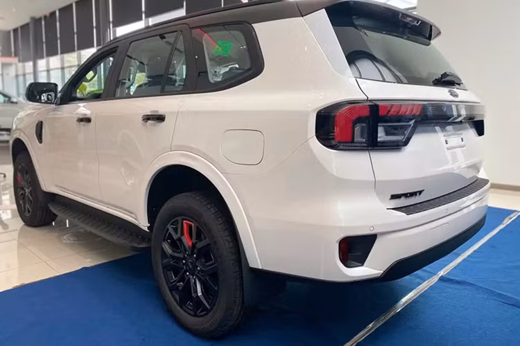 Trong đó, đáng chú ý nhất là những chi tiết ngoại thất màu đen như logo "Everest" trên nắp ca-pô, nóc xe và cánh gió. Ngoài ra, xe còn được trang bị bộ vành thể thao 20 inch mới, phối 2 màu đen - đỏ khỏe khoắn, đi kèm lốp 255/55 R20 quen thuộc. Bộ vành này có thiết kế giống với loại đang dùng cho Ford Ranger Stormtrak.