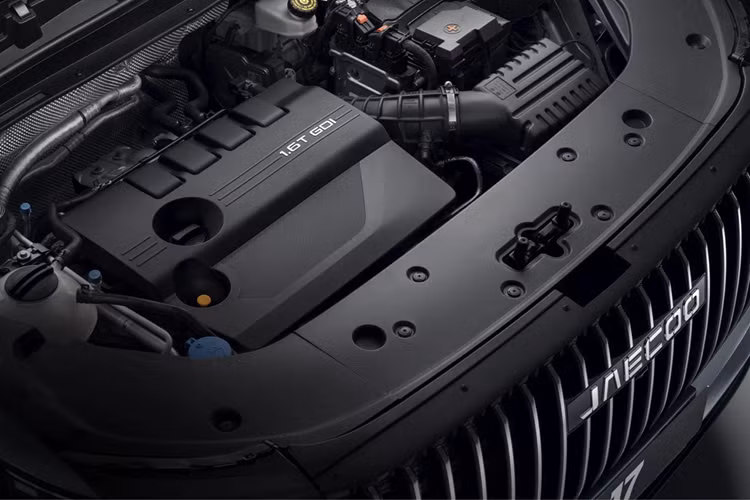 Nhờ đó, Jaecoo J7 PHEV có thể chạy 90 km bằng pin đồng thời chỉ tiêu thụ lượng nhiên liệu 1 lít/100 km khi kết hợp động cơ xăng và mô-tơ điện. Sau khi sạc đầy pin và đổ đầy bình xăng, xe có thể di chuyển quãng đường lên đến 1.300 km theo tiêu chuẩn WLTP.