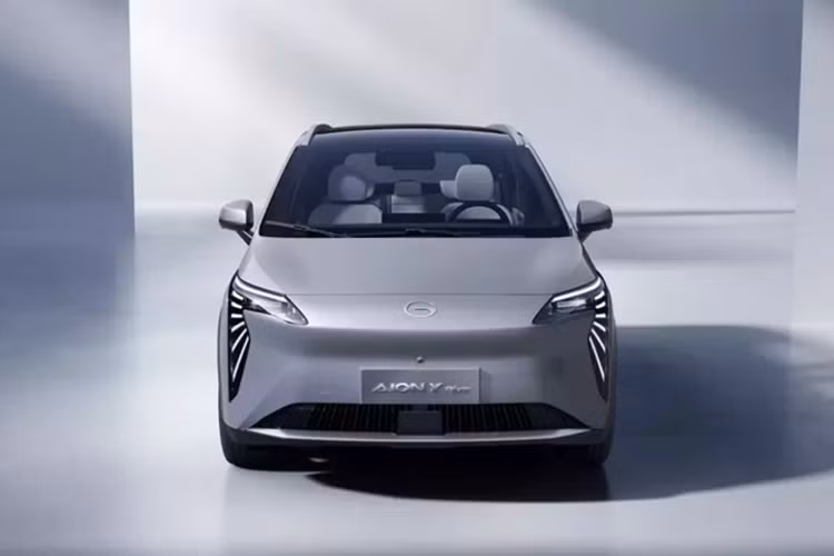 Thay đổi đáng chú ý ở ngoại thất là cụm đèn hậu được thiết kế lại, tích hợp logo phát sáng của thương hiệu Aion ở giữa. Trong khi đó, kích thước của xe vẫn giữ nguyên như phiên bản cũ, bao gồm chiều dài 4.535 mm, chiều rộng 1.870 mm, chiều cao 1.650 mm và chiều dài cơ sở 2.750 mm.
