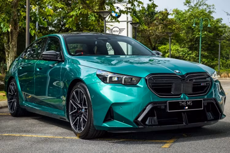Theo đó, BMW M5 2025 được bán ra với mức giá khởi điểm 1.188.800 RM (khoảng 7,3 tỷ VNĐ), chưa bao gồm bảo hiểm. Khách hàng mua xe kèm gói bảo hành mở rộng và bảo dưỡng thì giá xe tăng lên mức 1.247.900 RM (khoảng 7,66 tỷ VNĐ).