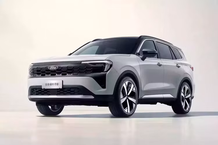 Ngoài ra, Ford Territory nâng cấp còn được trang bị cản trước mới với nẹp màu bạc trang trí kéo dài hơn. Trái ngược với cản trước, cản sau lại được sơn màu đen và không có nẹp màu bạc như phiên bản cũ. Khu vực phía sau xe trông gọn gàng hơn nhờ ống xả được giấu phía sau cản va.