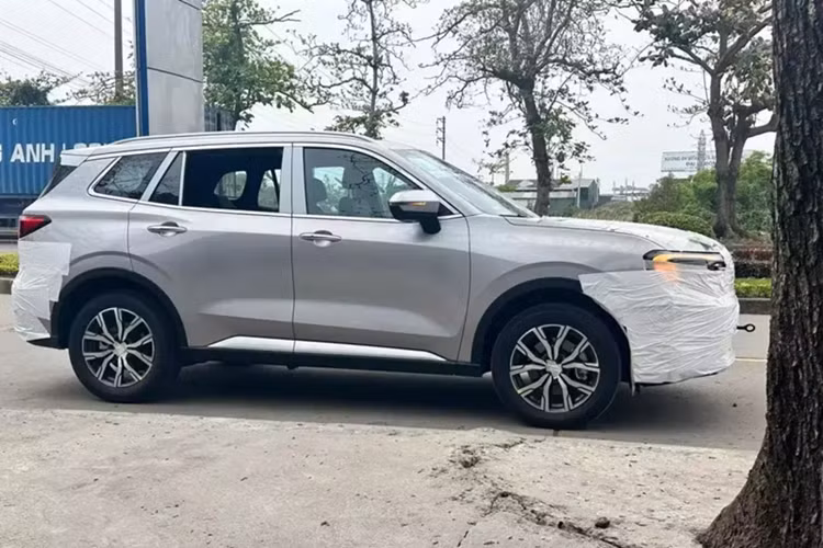Hiện chưa có hình ảnh chụp nội thất của Ford Territory mới tại Việt Nam. Chỉ thấy rằng bản thấp của xe sẽ không được trang bị camera trên kính lái để phục vụ các tính năng an toàn.