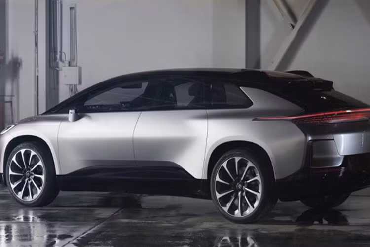 Tuy vậy, thay vì siết chặt chi tiêu, Faraday Future lại tuyên bố mở rộng danh mục sản phẩm bằng việc giới thiệu thương hiệu con mới có tên FX. Dưới thương hiệu này, hãng lên kế hoạch tung ra nhiều mẫu xe đa dạng, bao gồm minivan Super Van, crossover FX 6 và một mẫu xe phổ thông giá rẻ FX 5 với mức giá dự kiến chỉ từ 20.000 đến 30.000 USD.