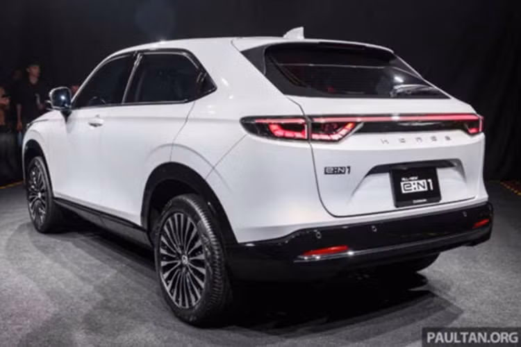 Ngoại hình xe mang nhiều nét quen thuộc của HR-V, tuy nhiên phần đầu xe được đóng kín để tích hợp cổng sạc, logo Honda màu trắng tượng trưng cho điện khí hóa, cùng dòng chữ Honda ở cửa cốp thay vì biểu tượng quen thuộc.