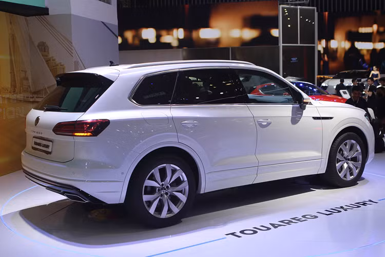 Volkswagen Touareg thế hệ hiện tại được định vị là mẫu SUV sang trọng, sở hữu thiết kế ngoại thất hài hòa nhưng vẫn nổi bật nhờ lưới tản nhiệt cỡ lớn kết hợp đèn pha nối liền. Công nghệ chiếu sáng IQ.Light Matrix LED là điểm nhấn đáng chú ý, với mỗi cụm đèn gồm 128 bóng LED cho khả năng chiếu sáng thích ứng cao, thường chỉ thấy trên các mẫu xe cao cấp hơn.