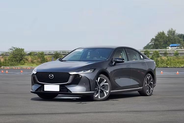 Ngoài ra, liên doanh Changan-Mazda gần đây đã ký thỏa thuận hợp tác với CATL để phát triển các mẫu xe tương lai dựa trên nền tảng CIIC (Cell to Chassis) của "gã khổng lồ" trong ngành pin ô tô điện. Cấu trúc này tách biệt phần thân trên và khung dưới, giúp tăng hiệu quả cũng như tính linh hoạt trong quá trình phát triển các mẫu xe điện tiếp theo.
