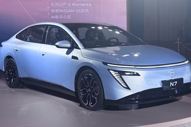 Hàng ghế trước của xe là loại không trọng lực, được trang bị hệ thống điều chỉnh tư thế dựa trên trí thông minh nhân tạo AI, sử dụng dữ liệu từ 49 cảm biến và có tính năng massage 12 điểm. Ngoài ra, xe còn còn có một tủ lạnh nhỏ giấu dưới bệ tì tay, có thể làm lạnh đồ uống ở nhiệt độ -6°C hoặc làm nóng đến 55°C.