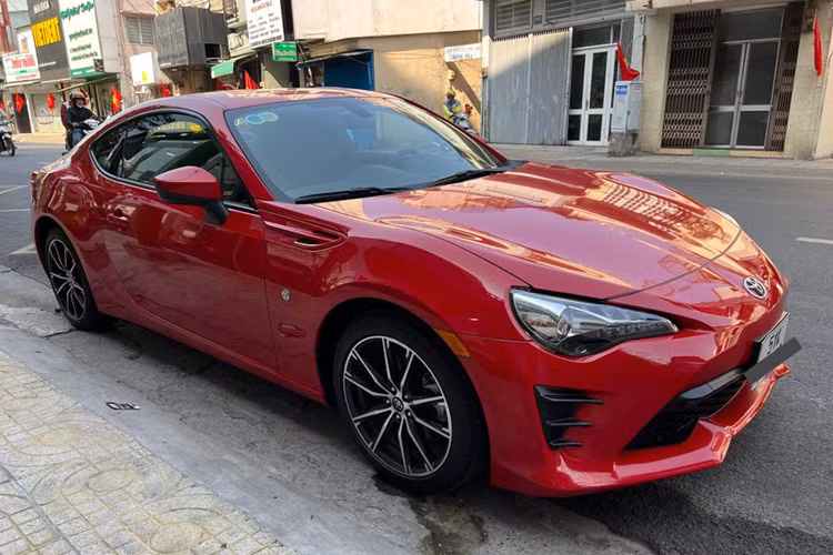 Xe được trang bị bộ mâm đúc hợp kim kích thước 17 inch, mang thiết kế 10 chấu tương phản giữa xám Gun Metal Grey và mạ chrome sáng.
