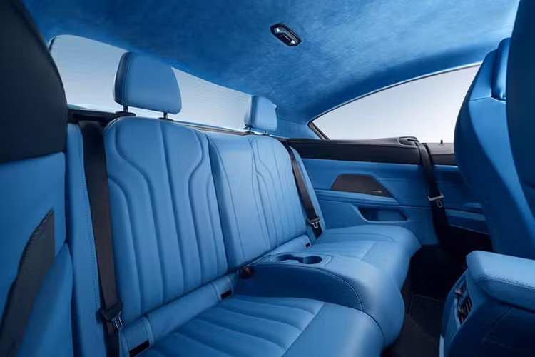 Mọi thứ khiến chiếc xe Bovensiepen Zagato thiên hướng về xe thể thao du lịch hạng sang nhiều hơn là chiếc xe Coupe góc cạnh với sức mạnh hung hãn. Bovensiepen Zagato không có mui trần, mặc dù cách tạo hình cột B khá giống với M4 Convertible mui trần (mã G83).