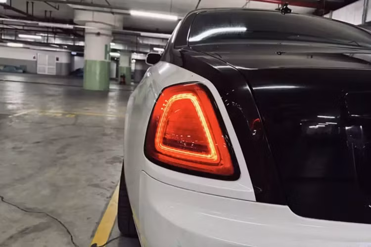 Mẫu xe siêu sang Rolls-Royce Ghost Series I có nội thất cam đẹp mắt này đang được chào bán hơn 5 tỷ đồng vẫn sử dụng động cơ V12, tăng áp kép, dung tích 6,6 lít, sản sinh công suất tối đa 562 mã lực và mô-men xoắn cực đại 780 Nm.