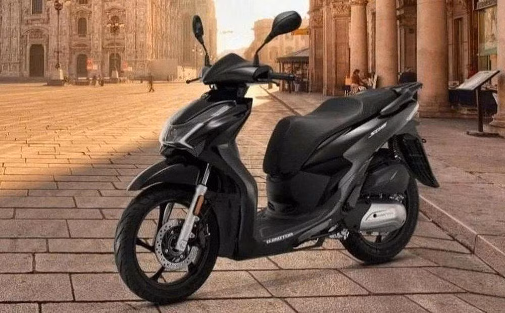 Trên giấy tờ, QJMotor SQ16 tỏ ra không hề thua kém Honda SH125. Xe được trang bị động cơ 14,7 mã lực, nhỉnh hơn mức 13 mã lực của SH, mô-men xoắn 12Nm, bình xăng 7,8 lít và cốp chứa đồ tiêu chuẩn 28 lít.