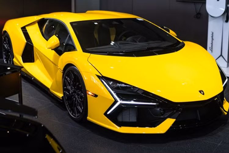 So với đàn anh Lamborghini Aventador Ultimae, siêu xe mới này tăng tốc nhanh hơn nhưng vận tốc tối đa thấp hơn 5 km/h, thậm chí so với đối thủ Ferrari SF90 Stradale, Lamborghini Revuelto dù dùng máy mạnh hơn, công suất cao hơn nhưng 0-100 km/h tương đương nhau.
