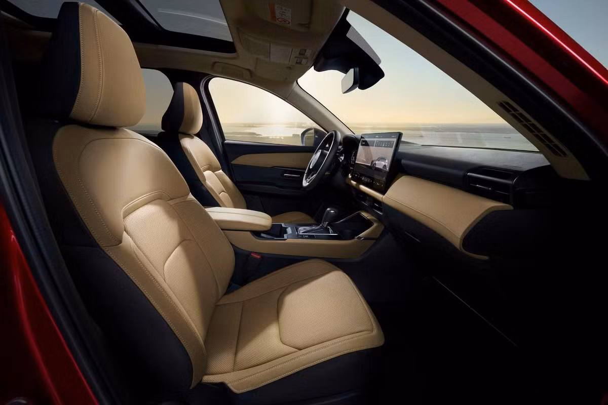 Tất cả các phiên bản đều hỗ trợ kết nối Apple CarPlay và Android Auto không dây. Bảng đồng hồ sau vô lăng cũng đã được nâng cấp lên dạng kỹ thuật số hoàn toàn, giúp tổng thể khoang lái hiện đại và bắt kịp xu hướng số hóa. Hệ thống điều khiển vật lý được tinh giản tối đa, giúp cabin gọn gàng, liền lạc hơn.