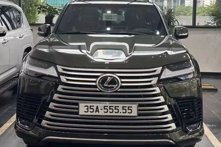 SUV hạng sang Lexus LX600 đã có hàng chục chiếc xe lăn bánh tại thị trường Việt Nam, nhưng mang màu sơn Terrane Khaki lại khá hiếm hoi, và 1 xe mang bộ áo này vừa mới được bàn giao cho 1 đại gia ở Ninh Bình, rất nổi tiếng với lâu đài Thành Thắng có giá trị hàng nghìn tỷ đồng.