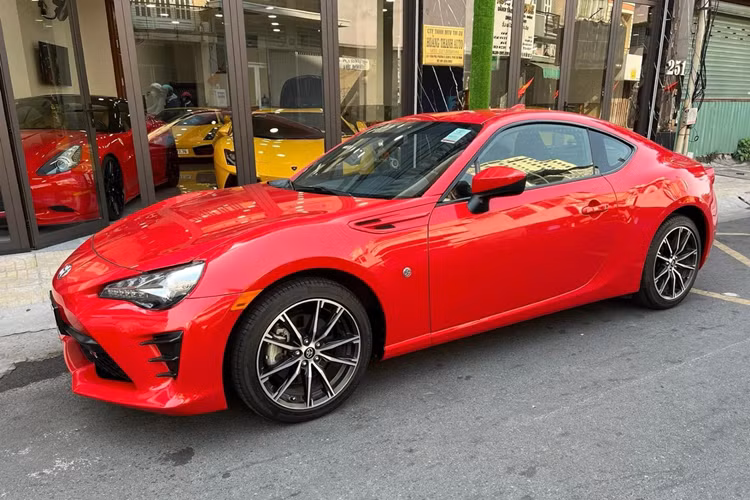 Trái tim của Toyota 86 là khối động cơ FA20 I4 phun nhiên liệu trực tiếp, dung tích 2.0 lít, sản sinh 204 mã lực ở tua máy 7.000 vòng/phút và mô-men xoắn cực đại 212 Nm ở tua máy 6.400 – 6.800 vòng/phút, truyền tới bánh sau thông qua một hộp số sàn 6 cấp. Xe có khả năng tăng tốc từ 0 lên 100 km/h trong 7,6 giây.