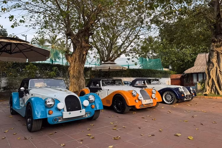 Khá thú vị là chiếc xe Morgan Plus Six mang màu trắng-cam này lại có bộ mâm sơn trắng, thay vì màu đen như xe lộ ảnh có mặt tại biệt thự của "Qua" Vũ ở Tp.HCM, nên chưa rõ là xe khác, hay chỉ là sơn lại mâm từ đen sang trắng.