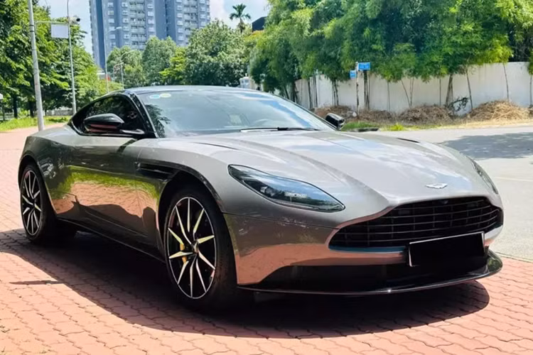Chiếc Aston Martin DB11 V8 màu xám China Grey sẽ chuyển sang chế độ thể thao Sport và cuối cùng là Sport Plus, sẽ đánh thức hệ thống treo, hệ thống lái, hộp số tự động 8 cấp và hệ thống Torque Vectoring kết hợp cùng nhau để mang đến trải nghiệm tốc độ thú vị nhất.
