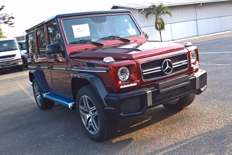 Vào ngày 12/5/2016, hình ảnh của một chiếc xe SUV hạng sang Mercedes-Benz G63 AMG màu sơn đỏ đã có mặt tại Việt Nam nhận được nhiều sự quan tâm, lý do là người bán tiết lộ riêng màu Crazy Color Edition sẽ có giá trên 700 triệu đồng.