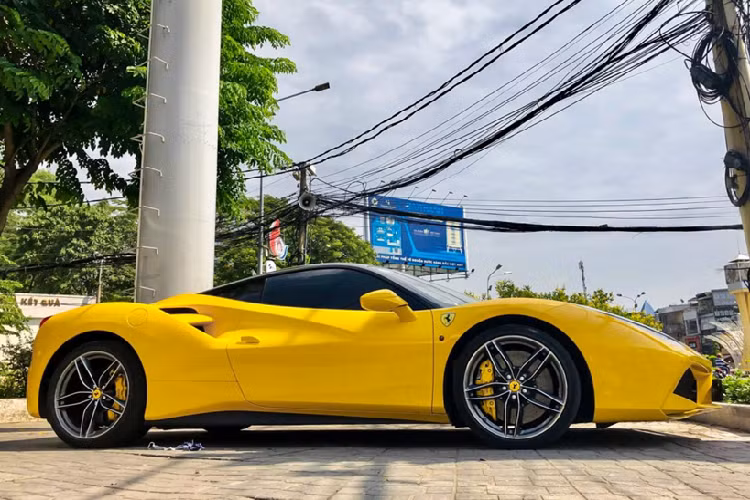 Con số 3 giây là thời gian để siêu xe Ferrari 488 GTB tăng tốc từ vị trí đứng yên lên 100 km/h trước khi lao về tốc độ tối đa trên 330 km/h.