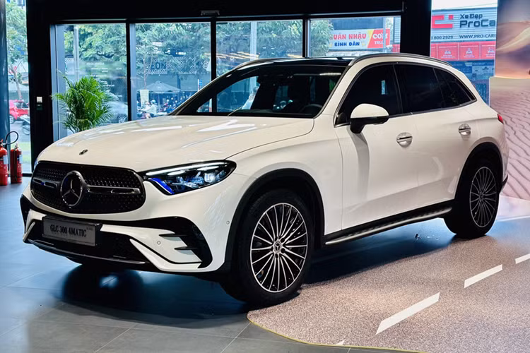 Động cơ tạo ra công suất tối đa 204 mã lực và mô-men xoắn cực đại 320 Nm. Hai con số tương ứng của GLC 300 4Matic là 258 mã lực và 400 Nm.