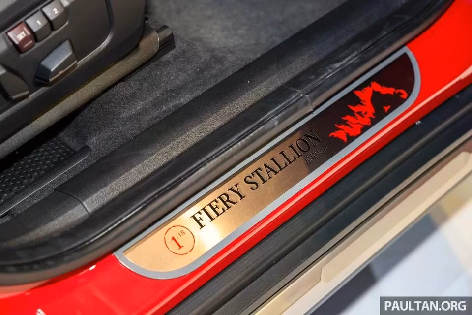 Ốp bậc cửa cũng được trang trí bằng logo "Fiery Stallion Edition" cùng số thứ tự 1/18, vốn mang đến may mắn và tài lộc trong văn hóa Trung Hoa.