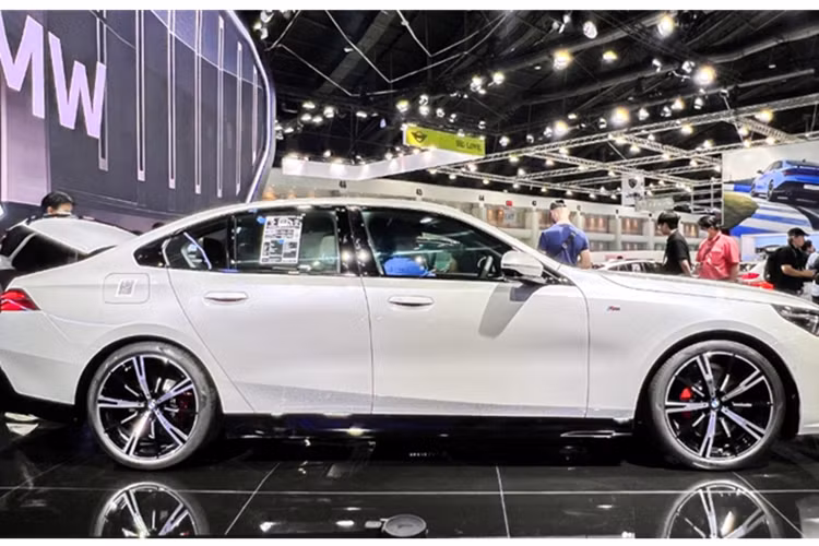 Khoang nội thất 5-Series được thiết kế lại hoàn toàn theo phong cách của dòng 7-Series. Xe được trang bị vô-lăng vát đáy mới, cụm màn hình cong nối liền gồm bảng đồng hồ 12,3 inch và màn hình giải trí cảm ứng 14,9 inch chạy hệ điều hành iDrive 8.5.