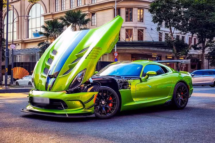 Về Dodge Viper ACR thuộc bản Snakeskin ACR Edition, xe còn được trang bị gói ngoại thất tùy chọn Extreme Aero với các chi tiết có thể tháo rời như líp và vây gió cản trước, cánh gió đuôi xe, bộ khuếch tán gió sau hay khe gió trên nắp ca-pô.