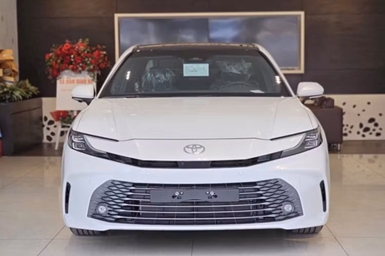 Được biết, những chiếc xe Toyota Camry nhận chương trình khuyến mãi tại đại lý đều được sản xuất năm 2024 (số VIN 2024). Rõ ràng, đây là động thái nhằm giải phóng hàng tồn của đại lý. Tuy được giảm giá mạnh nhưng Toyota Camry vẫn có giá cao hơn hai đối thủ Mazda6 và Kia K5.