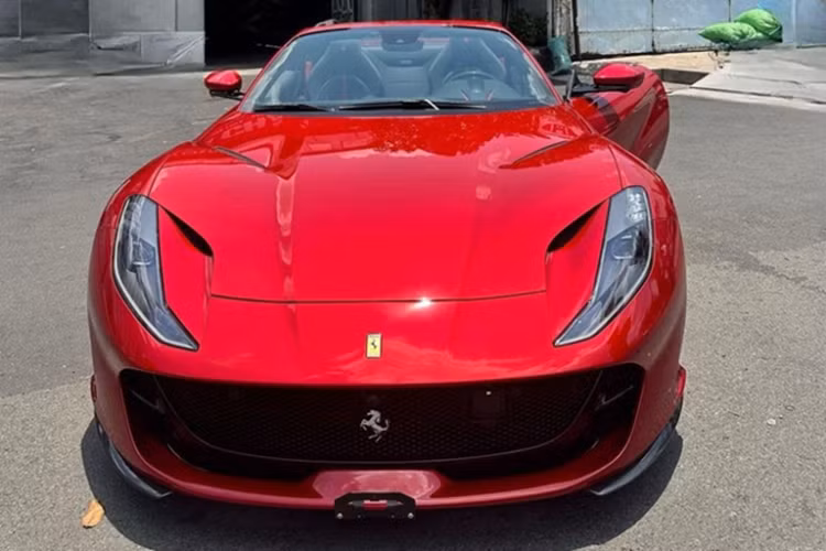 Đây hiện là 1 trong 2 chiếc siêu xe mui trần Ferrari 812 GTS đang có mặt tại Việt Nam, xe đầu tiên về nước cách đây 6 tháng, đã bàn giao cho người mua là ông Đặng Lê Nguyên Vũ, nhưng sẽ vài năm nữa, có khi là không bao giờ chiếc Ferrari 812 GTS này được lái ra đường, vì chủ xe thích sưu tầm.