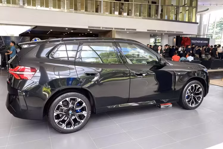 Không quá khó để các Bimmer nhận ra BMW X3 thế hệ mới sở hữu ngôn ngữ thiết kế lấy cảm hứng từ BMW XM. Ngoại thất được thiết kế với các đường nét sắc sảo, mang lại cảm giác liền mạch, tối giản.
