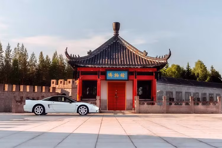 Tuy nhiên NSX lại hoàn toàn khác biệt với công nghệ cao, trọng lượng nhẹ và trong quá trình phát triển của xe còn nhận được sự góp ý của tay đua huyền thoại 3 lần vô địch F1 - Ayrton Senna. Điều này khiến NSX trở thành chiếc xe gây sốc trong ngành công nghiệp ô tô khi ra mắt tại Chicago năm 1989.