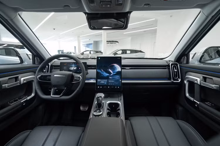 Trong khi đó, Jaecoo J7 PHEV được trang bị hệ truyền động plug-in hybrid có tên Super Hybrid System (SHS), bao gồm máy xăng 4 xi-lanh, tăng áp, dung tích 1.5L và mô-tơ điện, cho tổng công suất lên tới 342 mã lực cùng mô-men xoắn cực đại 525 Nm. Ngoài ra, xe còn có hộp số DHT chuyên biệt cho xe hybrid và pin lithium-sắt-photphat (LFP) với dung lượng 18,3 kWh.
