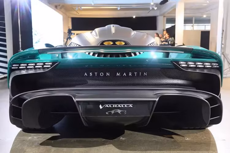 Siêu xe Aston Martin Valhalla có khả năng tăng tốc từ vị trí xuất phát lên 100 km/h trong vòng thời gian 2,5 giây trước khi đạt tốc độ tối đa là 330 km/h.