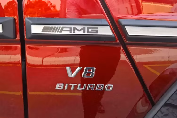 Hiện chưa rõ chiếc xe Mercedes-Benz G63 AMG Crazy Color Edition còn ở với vị chủ nhân đầu tiên hay không, nhưng đây rất có thể sẽ là 1 trong các xe Mercedes-Benz có màu sơn đắt đỏ nhất tại Việt Nam được chia sẻ công khai.