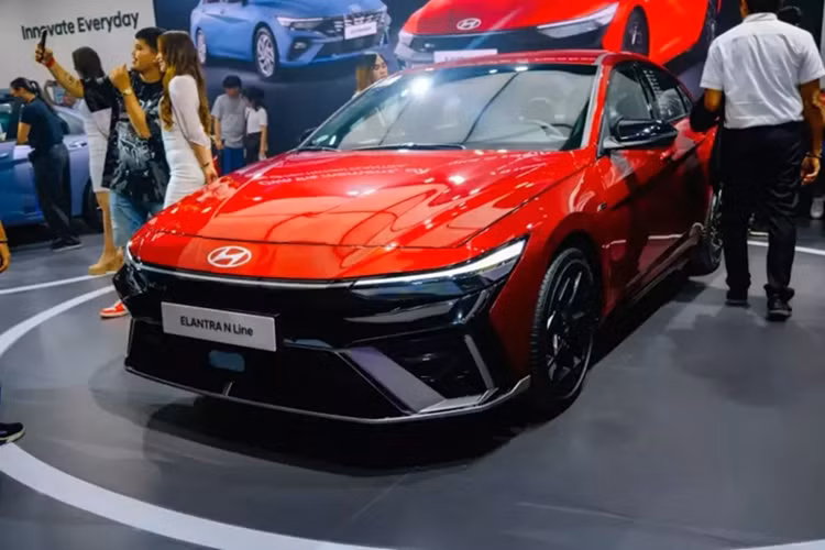 Sau Philippines, Hyundai Elantra nâng cấp có thể sẽ tiếp tục ra mắt những thị trường Đông Nam Á khác, bao gồm Việt Nam. Hiện mẫu sedan hạng C này có doanh số không quá cao tại Việt Nam, cộng dồn chỉ 231 chiếc trong 4 tháng đầu năm 2025. Phiên bản mới có thể sẽ là cú hích, thúc đẩy doanh số cho mẫu xe này.