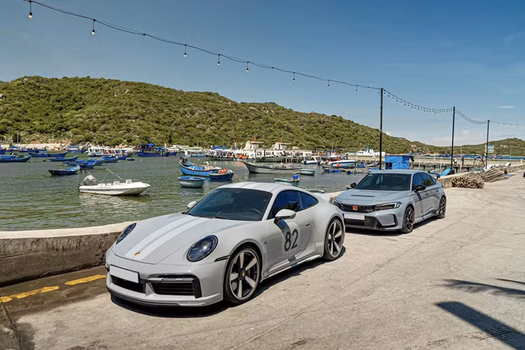 Porsche 911 Sport Classic có giá bán từ 19,22 tỷ đồng tại Việt Nam, xe được sản xuất giới hạn toàn cầu 1.250 chiếc, đã có 2 chiếc về nước, cùng mang màu xám Sport Gray Metallic, bộ áo có đến 85% khách hàng khi mua xe Porsche 911 Sport Classic đều lựa chọn. Tay chơi phố núi chọn số thứ tự xe là 1202/1250 cùng con số 82 bên cửa, ám chỉ ngày tháng năm sinh của mình là 12/02/82.