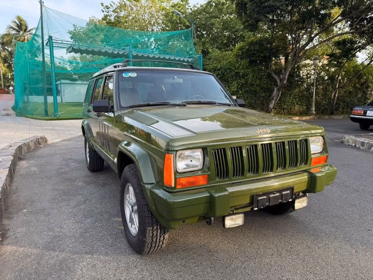 Mới đây, chiếc xe tiếp tục xuất hiện trở lại tại TP.HCM trong một showroom chuyên xe độc. Tuy chưa có xác nhận chính thức, nhưng việc trên thân xe xuất hiện dòng chữ UN, đặc trưng trong nhiều mẫu xe off-road của ông Vũ khiến giới yêu xe gần như chắc chắn mẫu Cherokee này đã gia nhập bộ sưu tập Trung Nguyên Legend.