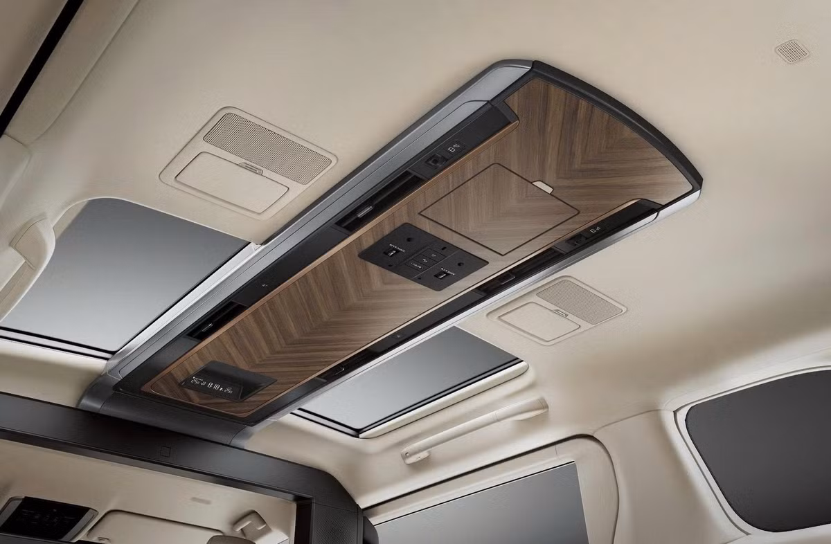 Hệ thống chiếu sáng nội thất được nâng cấp với khả năng điều chỉnh độ sáng tối đa cao hơn, cho phép cá nhân hóa không gian bên trong xe tốt hơn theo sở thích người dùng.