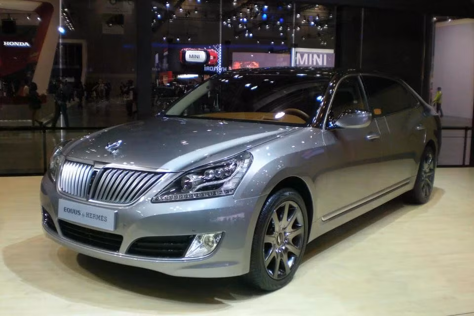 Ra mắt vào năm 1999, Hyundai Equus là mẫu sedan cỡ lớn đến từ Hàn Quốc. Trong tiếng Latin, "Equus" có nghĩa là "con ngựa". Tuy nhiên, dòng xe này đã dừng sản xuất từ năm 2016 và được thay thế bởi Genesis G90.