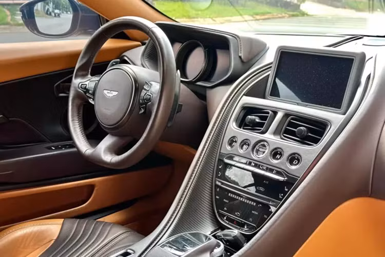 Lần gần nhất mà chiếc xe Aston Martin DB11 V8 tìm thấy mùi của chủ nhân thật sự là đầu năm nay, 1 doanh nhân ở Hà Nội đã mua lại để chơi, ra biển số 30M nhưng chỉ vài tháng đã nhanh chóng bán lại cho một showroom ở Hà Nội.