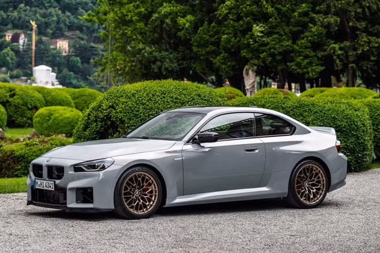 BMW M2 CS mới có cánh gió đuôi vịt tích hợp và nắp cốp xe với nhựa và sợi carbon. Khuếch tán gió phía sau được làm lớn.
