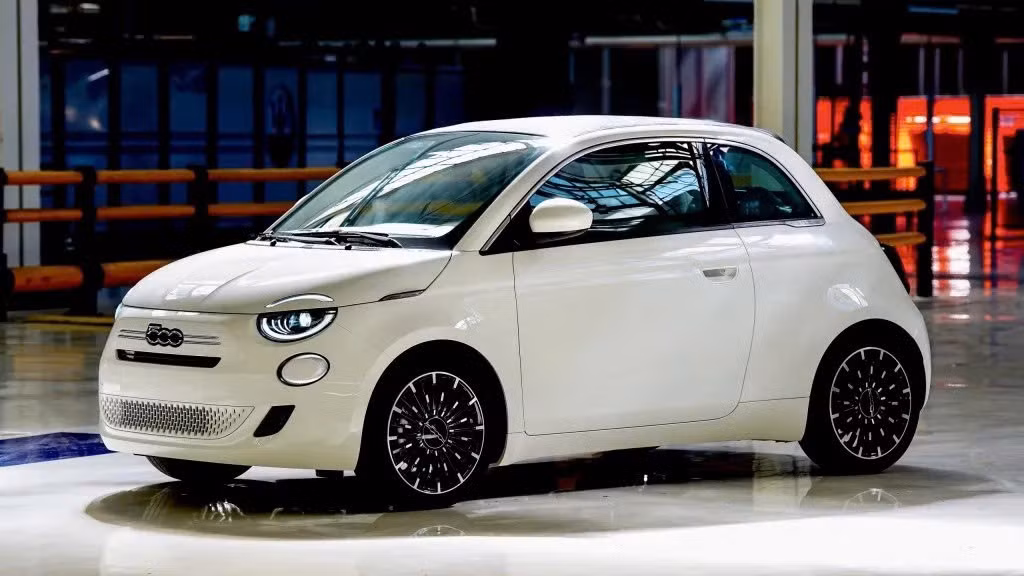 Fiat 500 Hybrid được trang bị động cơ xăng 3 xi-lanh 1.0L FireFly kết hợp với hệ thống hybrid nhẹ 12V, sản sinh công suất 70 mã lực và mô-men xoắn 95 Nm. Xe sử dụng hộp số sàn 6 cấp, mang đến cảm giác lái linh hoạt và tiết kiệm nhiên liệu, lý tưởng cho việc di chuyển trong thành phố đông đúc.