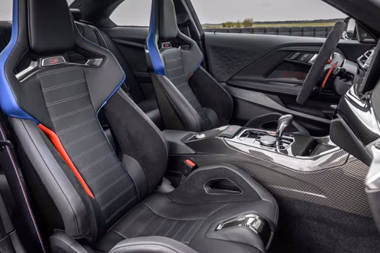 Tại Mỹ, giá khởi điểm của BMW M2 CS 2026 là 99.775 USD (khoảng 2,59 tỷ đồng), cao hơn khoảng 30.000 USD (~779 triệu đồng) so với M2 2025 tiêu chuẩn 69.375 USD (~1,8 tỷ đồng).
