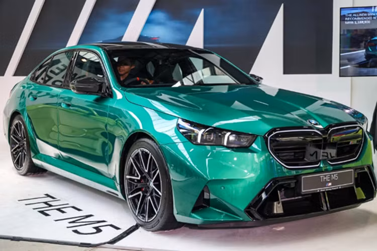 BMW M5 G90 2025 được trang bị hệ truyền động PHEV với sự kết hợp của động cơ V8 4.4L tăng áp kép với một mô-tơ điện truyền động qua hộp số tự động M Steptronic 8 cấp và hệ dẫn động 4 bánh toàn thời gian (M xDrive). Tổng công suất hệ thống đạt 727 mã lực và 1.000 Nm, giúp xe tăng tốc từ 0-100 km/h chỉ trong 3,5 giây và 0-200 km/h trong 10,9 giây.