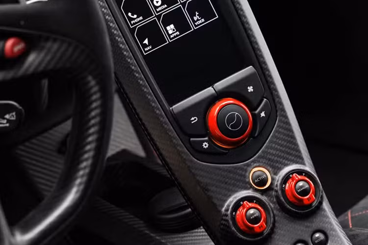 Trong khi tất cả xe P1 đều có thân và khung bằng sợi carbon thì phiên bản Carbon Series được nâng tầm hơn nữa với lớp sợi carbon để lộ ra bên ngoài.