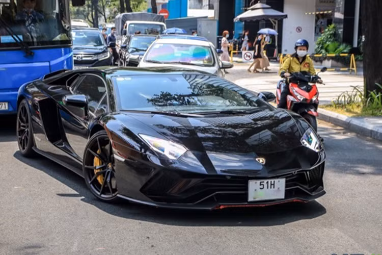 Được biết, ngày chiếc siêu xe Lamborghini Aventador S LP740-4 được xe cứu hộ chở đi từ showroom của hãng ở quận 7 đến 1 trạm đăng kiểm trên đường Huỳnh Tấn Phát, TP HCM, cũng là lúc giới truyền thông đang chụp ảnh chiếc SUV hạng sang Aston Martin DBX đầu tiên về nước, mang màu trắng.
