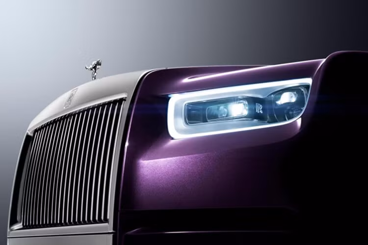 Phantom VII được thay thế bởi Phantom VIII vào năm 2017. Phantom VIII cũng dùng động cơ V12 6.75 L, phiên bản tùy chỉnh của động cơ N74 của BMW (dùng trên Cullinan và Ghost, cùng nền tảng với Phantom VIII), kết hợp hộp số tự động 8 cấp.